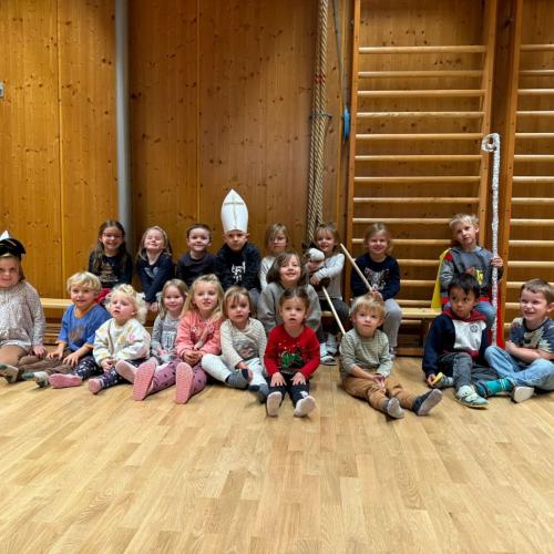Kinder im Turnsaal