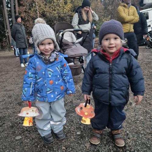 Kinder mit Laterne