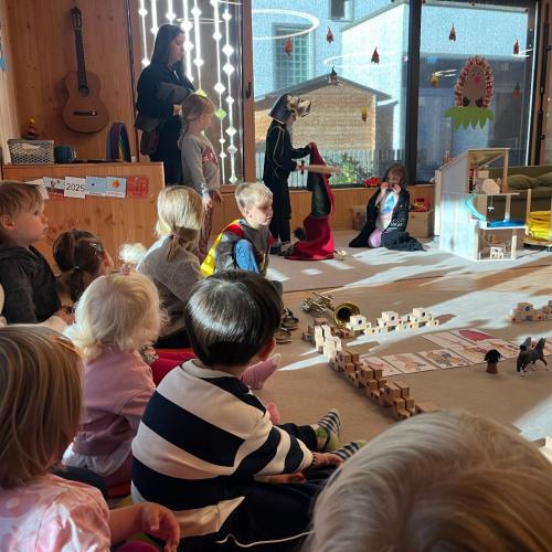 Kinder im Gruppenraum