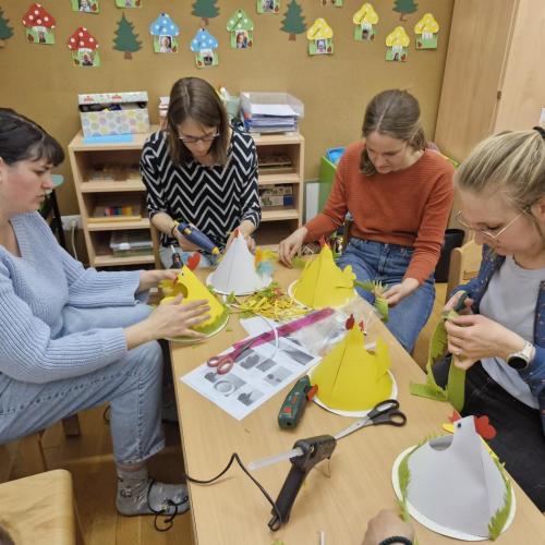 Eltern am Basteln