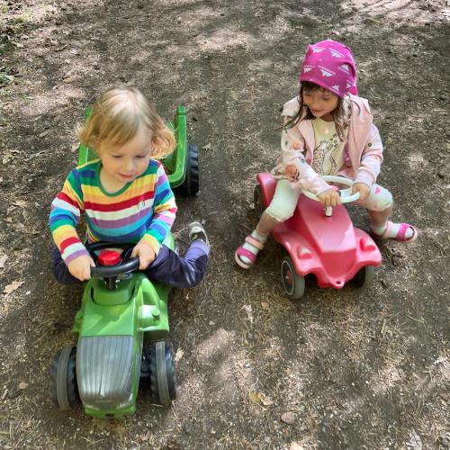 Kinder mit Bobbycar