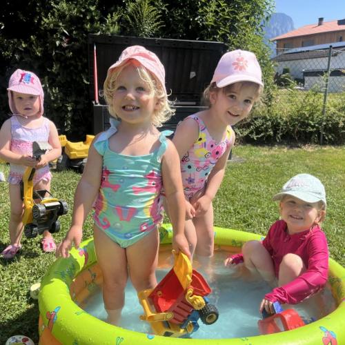 Kinder im Pool