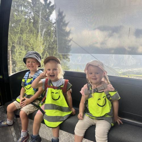 Kinder in Gondel