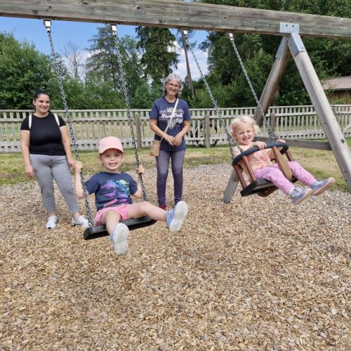 Kinder am Schaukeln