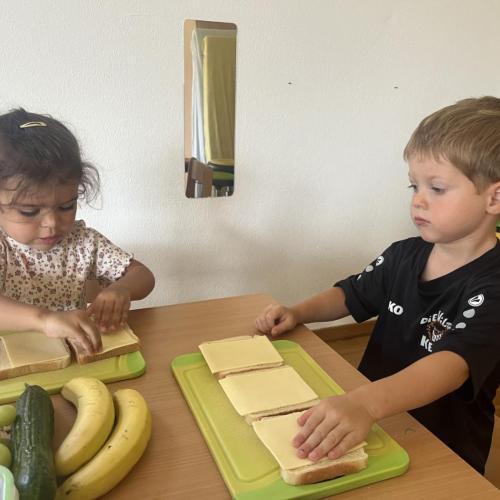 Kinder machen Jause
