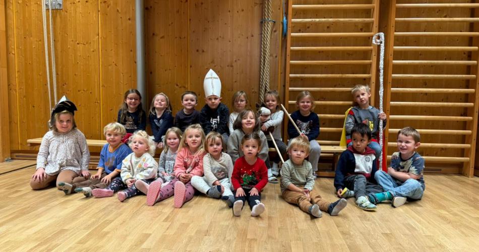 Kinder im Turnsaal